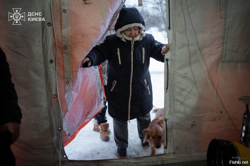 "Ситуация сверхсложная".

Депутат рады Нагорняк сообщил, что две ТЭЦ в Киеве все еще не могут починить, украинский премьер Свириденко заявила  о сложностях с энергоснабжением. Гендиректор компании Yasno пишет, что инфраструктура не выдерживает и столица переходит на экстренные отключения.

После того, как в пятницу город частично остался без электричества и воды, часть населения переехала жить на улицу - греются в "пунктах незламности".


Интересно, эти гарные громадяне, что на фото, пирожки на майдан таскали? И скакали небось за "пенсию в 5000 евро"?