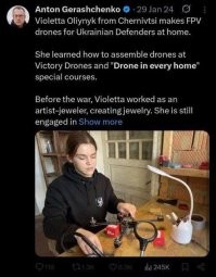 Не сыпь мне соль на сахар. Я сам в ***е.

*

Все слои украинского общества в той или иной форме занимаются массовым производством беспилотников: в квартирах, офисах, на складах, на военных базах, у подростков, стариков, айтишников…

«Виолетта Олийнык из Черновцов делает FPV -дроны для украинских защитников дома. Она научилась собирать дроны на специальных курсах Victory Drones и "Беспилотник в каждый дом" . До войны Виолетта работала художником-ювелиром, создавая украшения.”

Оставляя им газ и электричество, мы оставляем его тысячам кустарных производств дронов. И потом сетуем, что из-за  плотного воздействия дронов быстрое наступление невозможно.

На заметку жалельщикам. Каждый ФАБ - обравдан. Каждая выведенная из строя электростанция, каждый обесточенный хохло-будынок - приближают победу.