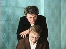 - Я же не этот, не Рокфор. Фу, нет. Сейчас, сейчас. На пропеллер похоже.
- Рокфеллер?
- Во, он самый. Так вот я не он самый.