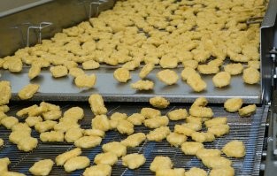 На тытубе помню полно видосов было про производство наггетсов) Там такие сценки есть...