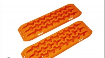 Мешок каменной крошки нет, но мы в 21 веке, сейчас продают все, на все случаи жизни.
Если человек знает как выглядит зима и что может произойти так купи трак, как вариант. В Чехии, например, зимой у тебя обязаны быть с собой цепи на колеса.
А в крайнем случае можно и коврики с машины достать, если они не от Армани с запахом магнолий, говорят тоже могут помочь.