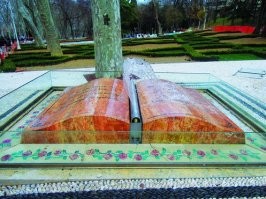 Аналогично, видел в Стамбуле, только в 2018 г. в парке Гюльхане, рядом с дворцом Топкапы...