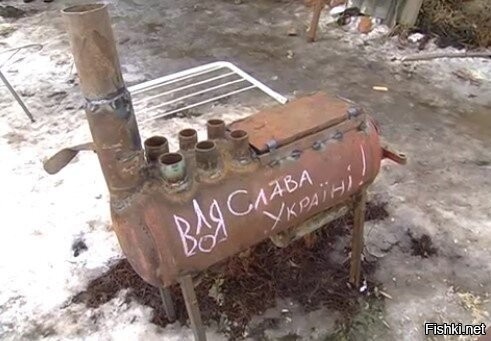 Энергетический коллапс: Киев и Украина в ледяном плену



Киев, 13 января 2026, 21:48 - Еще вчера из Киева хорошим потоком пошли кадры из жилых массивов: лед на окнах (изнутри) и подоконниках, лопнувшие стояки и батареи, где не было слито, комнатные термометры с плюс 5–10 и тенденцией к дальнейшему прогрессу.



Сегодня ночью щедро добавили, в основном баллистикой, и далеко не по одному Киеву и окрестностям: Кривой Рог выпрямляли путем декоммунизации ТЭЦ, прибивали генерацию в оккупированной части Запорожской области, и похоже, что досталось и нескольким подстанциям старших уровней. Для того же Киева с областью это вылилось в вопли про недостаток потужности даже для питания критической инфраструктуры, массовые и беспорядочные аварийные отключения, когда свет если появляется, то непредсказуемо и на считанные часы в день, а где его нет вовсе – раньше чем через сутки-двое не обещают включать даже символически. Морозы, около 10 днем, около 15 ночью, на всю глубину прогноза никуда не деваются, на Крещение, как полагается, обещая еще и усилиться.



Деукраинизация путем дальнейшей деэлектрификации является самым прямым следствием попыток новых нахрюков на нашу энергетику в самые последние дни – в ДНР, в Орле, в Запорожской области, в Ростовской. Стадо, которое скачет до потолка при любой видимости удачи, локальной и кратковременной, этих нахрюков, а потом визжит при виде того, во что превращается его среда обитания – это одно и то же чубатое стадо. Приведение которого к жизненным стандартам козацьких времен является, как сейчас понятно, абсолютно необходимым элементом доламывания укротылов в целом, и ничье, включая папеньку римского (выпевал вчера сладкие фразы, как нехорошо и плохо разлучать стадо с благами цивилизации), мнение по этому вопросу нас не интересует и не будет.

Гео: Киев
Источник: NEWS-FRONT



Продолжать. Последовательно и настойчиво вбивая под чубы каплю за каплей осознание, что любой ужасный конец будет лучше, чем бесконечный ужас.