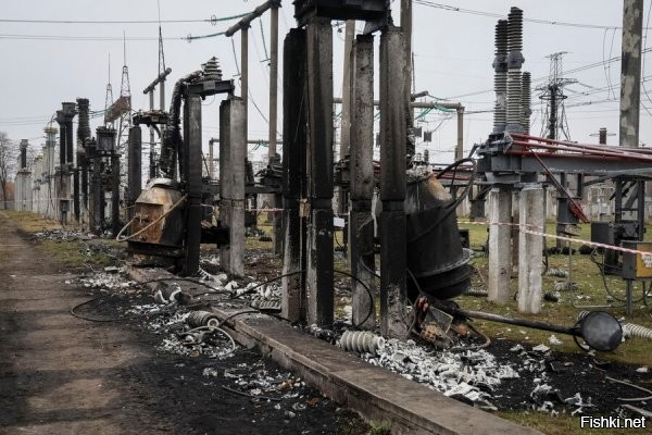 сегодня в 22:07



"Перекрывают дороги, устраивают давки": в обесточенных украинских городах начался хаос



Жители Днепра начали перекрывать дороги на фоне отсутствия света



В Днепре, столкнувшись с продолжительными перебоями в электроснабжении, горожане перекрывают дороги.

В Киеве, в совою очередь, наблюдаются колоссальные скопления людей в ожидании автобусов, поскольку движение трамваев и троллейбусов приостановлено по аналогичной причине – отсутствия электроэнергии.

12 января 2026 года энергетическая компания ДТЭК сообщила о наступлении наиболее сложного периода в текущую зиму для энергосистемы Украины. Такое положение дел обусловлено одновременным влиянием двух факторов: массированных атак на объекты критической инфраструктуры, произведенных российскими военными, и значительного снижения температуры воздуха, особенно в центральных областях страны, где столбики термометров упали ниже отметки в -15 C.
 

Кто не мерзнет, тот москаль!
Кто не скачет, тот москаль!
СУГС!