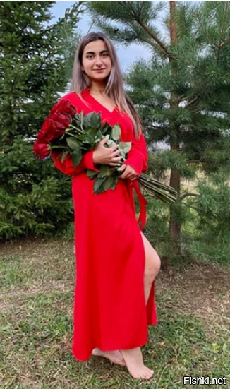 Этой истории уже 3 года.    Героиню зовут Лейла Абдулазимова.
Она ехала на такси и обратила внимание, на девочку, которая смотрела вниз. Поросила притормозить, открыла дверь и услышала истошный детский крик. Дальше всё на видео.