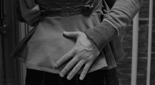 "По дороге на работу увидел милую кису. Подошёл к ней, стал её гладить"