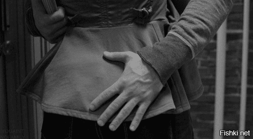 "По дороге на работу увидел милую кису. Подошёл к ней, стал её гладить"