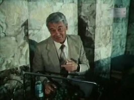 Была ещё криминальная комедия "Игра на миллионы" С Демьяненко, Габриэляном, Петренко(Витя и Голиаф), Шкловским(Здравствуйте,я Ваша тётя)и Мадяровым где Демьяненко играл директора банка.
Также он съыграл небольшую сценку с попутчицей в "По улице комод водили"
И его голосом говорил директор станции дельтопланов из фильма "Без паники майор Кардош"