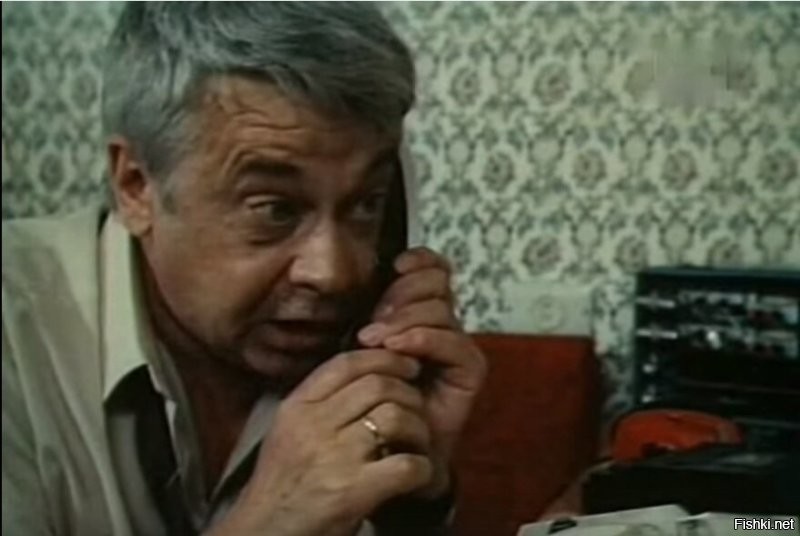 Была ещё криминальная комедия "Игра на миллионы" С Демьяненко, Габриэляном, Петренко(Витя и Голиаф), Шкловским(Здравствуйте,я Ваша тётя)и Мадяровым где Демьяненко играл директора банка.
Также он съыграл небольшую сценку с попутчицей в "По улице комод водили"
И его голосом говорил директор станции дельтопланов из фильма "Без паники майор Кардош"
