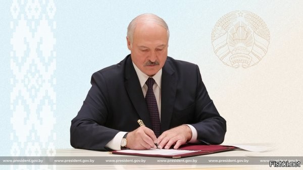 Лукашенко подписал указ, согласно которому 2026 год объявлен Годом белорусской женщины



Лукашенко подписал указ, согласно которому 2026 год объявлен Годом белорусской женщины. По словам президента, такой выбор направлен на популяризацию роли женщин в сохранении и развитии общества.

Об этом сообщили в пресс-службе главы государства.

Документ принят с целью формирования национального образа женщины-труженицы. Такой выбор направлен на популяризацию роли женщин в сохранении и развитии общества. Лукашенко ранее поздравил белорусов с наступившим годом и объявил о важности этого решения.

Правительству Белоруссии поручено совместно с областными исполкомами и минским горисполкомом разработать и утвердить республиканский план мероприятий, посвященных Году белорусской женщины.



Батька заботливый президент Белоруссии!