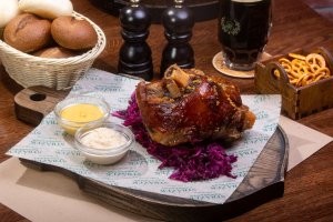 Кабаны устроили сходку на трамвайных путях в Польше