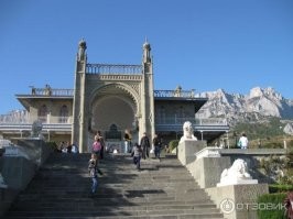 На мой взгляд есть покрасивее Воронцовский дворец в Алупке