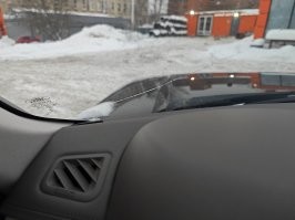 Под новый год ехал по м11 и впереди меня три КАМАЗа с отвалами едут, чистят полосы. А сзади сыпят песок. Проехать никак- плотным строем суки прут. Появилось окошко, хотел проскочить. Как результат, вместе с песком вылетел из сеялки щебень и лопнул прям в лобовое. Сука