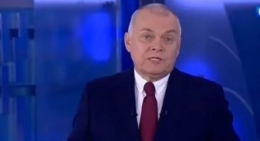 Он занят. И руки заняты.