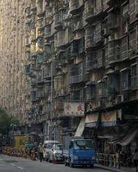 Не знаю почему, но китайцы очень любят зарешёчивать окна и балконы.