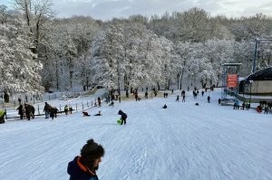 Да бл....! Я в детстве каталась с горки в парке рядом с домом. Там была куча деревьев и в конце незамерзающий толком ручей.  Почему же я не билась и не падала в ручей? Может потому что всякими ватрушками тупыми не пользовалась, а каталась на нормальных санках и ими рулила не хуже Шумахера? Вот так как на первых двух мы катались. На третьем фото современный вид, а в моё время там был пустой склон и всё, всё горка. С того места откуда снято как раз был самый крутой склон с изобилием деревьев и там просто слалом устраивали. В основном лыжники взрослые, но было несколько смельчаков на санках и я в том числе. А вот на последнем фото как теперь страхуют катальщиков там. За спиной фотографа как раз тот ручей и теперь там растягивают сетку. А у нас всё зависело от твоего умения и мозгов. Вот реально нынешнее поколение желает жить в мягкой коробочке с ватой, а если ватка не достаточно мягкая, то сразу в суд.