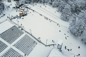 Да бл....! Я в детстве каталась с горки в парке рядом с домом. Там была куча деревьев и в конце незамерзающий толком ручей.  Почему же я не билась и не падала в ручей? Может потому что всякими ватрушками тупыми не пользовалась, а каталась на нормальных санках и ими рулила не хуже Шумахера? Вот так как на первых двух мы катались. На третьем фото современный вид, а в моё время там был пустой склон и всё, всё горка. С того места откуда снято как раз был самый крутой склон с изобилием деревьев и там просто слалом устраивали. В основном лыжники взрослые, но было несколько смельчаков на санках и я в том числе. А вот на последнем фото как теперь страхуют катальщиков там. За спиной фотографа как раз тот ручей и теперь там растягивают сетку. А у нас всё зависело от твоего умения и мозгов. Вот реально нынешнее поколение желает жить в мягкой коробочке с ватой, а если ватка не достаточно мягкая, то сразу в суд.