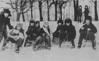 Да бл....! Я в детстве каталась с горки в парке рядом с домом. Там была куча деревьев и в конце незамерзающий толком ручей.  Почему же я не билась и не падала в ручей? Может потому что всякими ватрушками тупыми не пользовалась, а каталась на нормальных санках и ими рулила не хуже Шумахера? Вот так как на первых двух мы катались. На третьем фото современный вид, а в моё время там был пустой склон и всё, всё горка. С того места откуда снято как раз был самый крутой склон с изобилием деревьев и там просто слалом устраивали. В основном лыжники взрослые, но было несколько смельчаков на санках и я в том числе. А вот на последнем фото как теперь страхуют катальщиков там. За спиной фотографа как раз тот ручей и теперь там растягивают сетку. А у нас всё зависело от твоего умения и мозгов. Вот реально нынешнее поколение желает жить в мягкой коробочке с ватой, а если ватка не достаточно мягкая, то сразу в суд.