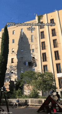 Здесь вид на стройплощадку жуткого долгостроя, а не на миллион долларов))