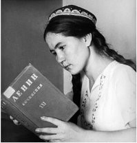 Может я тот еще псих, но это бородач баба-вахабит (баки не Пушкинские, но борода козлино-чурекская)  читает труды еще того повернутого?