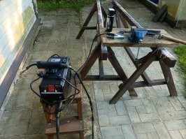 Первое, что Тындекс выдал. 
___

У меня такой, без газа. 
Мангалу дно приварить, хватает. :)