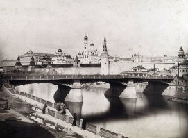 Не, ну так-то Кремль был белым, давно правда.
Фотография 1866 года./ Картина 1879 год, художник Пётр Верещагин.