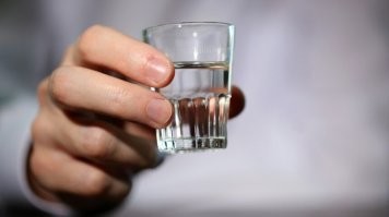 Переливать в кровь можно. Но не сразу. Сначала нужно расширить кровеносные сосуды.