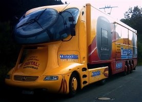 Чувак по полной отжигал по дизайну грузовиков.