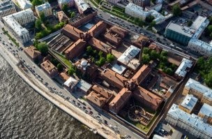 А если когда-нибудь в этой стране
Воздвигнуть задумают памятник мне,

Согласье на это даю торжество,
Но только с условьем   не ставить его

Ни около моря, где я родилась:
Последняя с морем разорвана связь,

Ни в царском саду у заветного пня,
Где тень безутешная ищет меня,

А здесь, где стояла я триста часов
И где для меня не открыли засов.

Затем, что и в смерти блаженной боюсь
Забыть громыхание черных марусь,

Забыть, как постылая хлопала дверь
И выла старуха, как раненый зверь.

И пусть с неподвижных и бронзовых век
Как слезы струится подтаявший снег,

И голубь тюремный пусть гулит вдали,
И тихо идут по Неве корабли.
А. Ахматова.