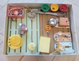 Собственно, на всех. 
Видно не очень, конечно, но видно. 

А зуммер, я в руках держал, ещё в 80-е годы прошлого века. 
Когда в электроконструктор "игрался".