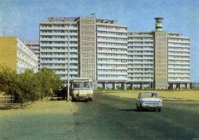 Шевченко КазССР (ныне Актау). Дома "на ножках." Дом с маяком стоит крайним на мысе Меловом.
Сейчас это выглядит непотребно, выкладывать нет желания.