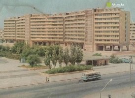 Шевченко КазССР (ныне Актау). Дома "на ножках." Дом с маяком стоит крайним на мысе Меловом.
Сейчас это выглядит непотребно, выкладывать нет желания.