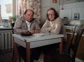 В фильме "Осенний марафон" Норберт Кухинке, сыгравший немецкого профессора Билла Хансена, пил настоящую водку. 
======================
Читал как то интервью с Норбертом Кухинке.
Он говорил, что во время съемок все пили очень много.
Но ему понравилось работать в этом коллективе