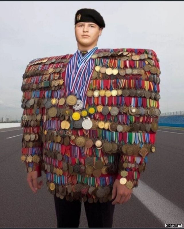 Он твёрдой походкой идёт по земле,
Он самый любимый ребёнок в семье,
Китель весь занят, медаль на папаху,
Спасибо отцу и спасибо аллаху.

Калаш золотой, золотой пулемёт,
Российский закон его <span style='color:gray'>[мат]</span>ёт,
За ним межпланетные супер-войска,
Его подбородок ниже соска.

Он молод, силён, он везде молодец,
Властитель насвая, гроза всех овец,
Надежда России, наш супергерой,
Он новый миссия, орёл молодой