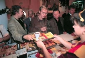 Как падки люди на понты, вспомнить макдональдсы, какой то дохлый кофе, маленькие пирожки с каким то неестественным привкусом, малиновые вообще чуть не химия какая то.
Несравнимо с чебуреками, беляшами, сделанными как нужно, горячими, с вкусным соком внутри. Хотели западного, сколько всего после перепробовал, а оказалось что наше таки лучше , потому что на натуральном и свежем сделано, а западное все на добавках, чтобы не портилось дольше, упор на это. Даже хваленые хотдоги амерские оказались фуфлом, в том виде как их готовят. У нас на базаре тетки делали на свой лад, обжаривая сосиски получше и добавляя туда капусты, корейской морковки, специй местных, майонез либо кетчуп, амерские хотдоги сосали по сравнению.