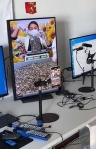 Больше на найопку рекламодателей похоже. 

Снимать и стримить изображение смартфоном с монитора.