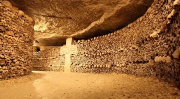 Катакомбы Парижа. В период с конца XVIII до середины XIX века сюда были свезены останки около 6 млн человек в рамках усилий по ликвидации переполненных городских кладбищ. Общая площадь подземного кладбища   11 000 м2. В наши дни катакомбы являются частью музея Карнавале и часть их территории открыта для посещения. Ежегодно катакомбы посещают более 500 тыс. человек[.