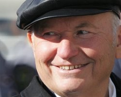 Не, этот парень в Гондоре мостовые плиткой закладывал. Властелин Колец вот: