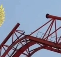 Не болты, тогда бы фланцы с обоих сторон остались. 
Сам фланец вырвало.