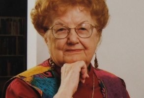 Эндрю (Андре) Нортон  - урожденная Элис Мари Нортон . По совету издателей взяла мужской псевдоним. «Великий Мастер Научной Фантастики и Фэнтези» (Grand Dame of Science Fiction and Fantasy).