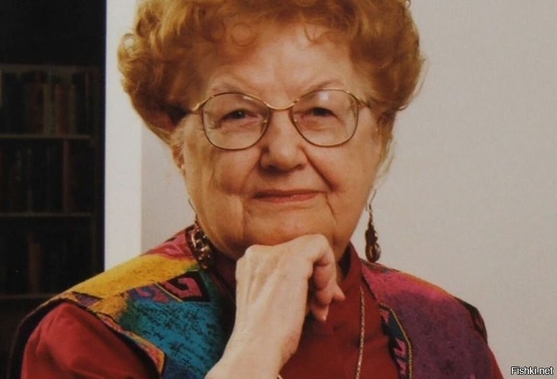 Эндрю (Андре) Нортон  - урожденная Элис Мари Нортон . По совету издателей взяла мужской псевдоним. «Великий Мастер Научной Фантастики и Фэнтези» (Grand Dame of Science Fiction and Fantasy).