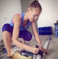 Блин!
А говорят мужики недолго живут.
Девочка хочет остаться и без пальцев на левой руке, и с обгорелой ногой.
Но зато декольте на всеобщее обозрение.