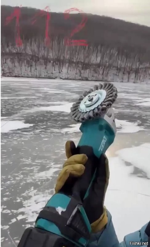 Экстремальный каток: во Владивостоке мужчины пилили лёд болгаркой на ходу