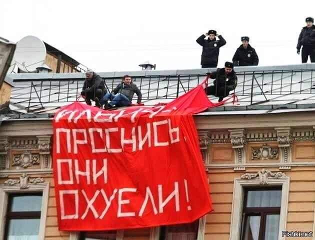 Пора снова на ГУМе напротив мавзолея вешать баннер: