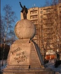 Отчаянная уборка на высоте 150 метров: в Тбилиси коммунальщик забрался на воздушный шар