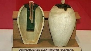 Офигенно крутое "изобретение". Называется "Багдадская батарейка". Возраст около 2000 лет.