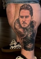 Тут больше проблема с ногами, чем с неудачной татуировкой