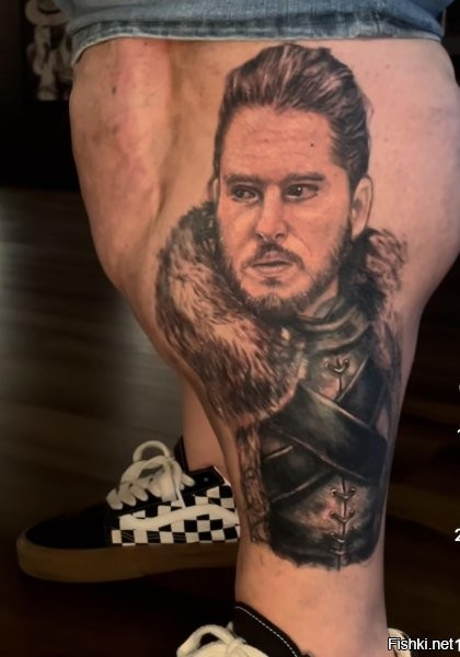 Тут больше проблема с ногами, чем с неудачной татуировкой