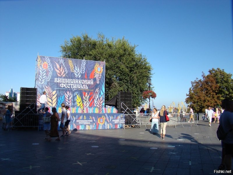 Это Вы, видимо, очень давно были. Очень даже слышно было. И видно.
2020-й: