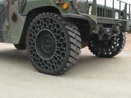 Обычная безвоздушная шина. 
Подобные решения ещё на древних автомобилях обкатывались,  но не взлетело по совокупности многих причин. Перед лунной гонкой, в СССР резиновые безвоздушки вроде на ГАЗ ставили, позже наработки пригодились когда колёса для лунохода использовали. У американцев подобная история была,  да и сейчас, в среднем, раз в 5 лет, в новостях проскальзывает, что какой-нить Мишлен планирует выпустить серию таких шин.. но, всё  это очень- очень узкоспециализированное решение. И для массового рынка, минусы перевешивают плюсы.